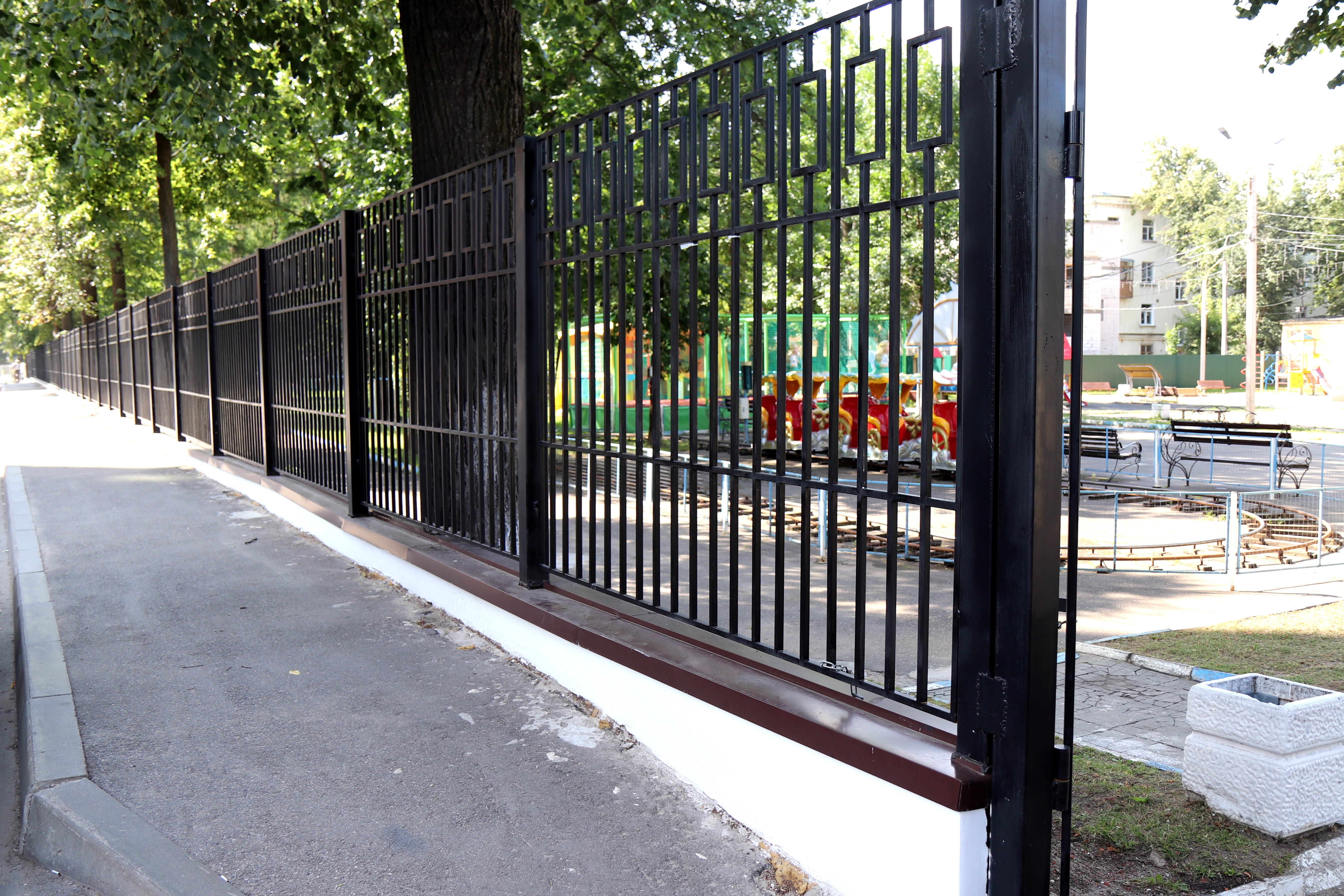 В Детском парке на улице Комсомольской завершен ремонт ограждения.