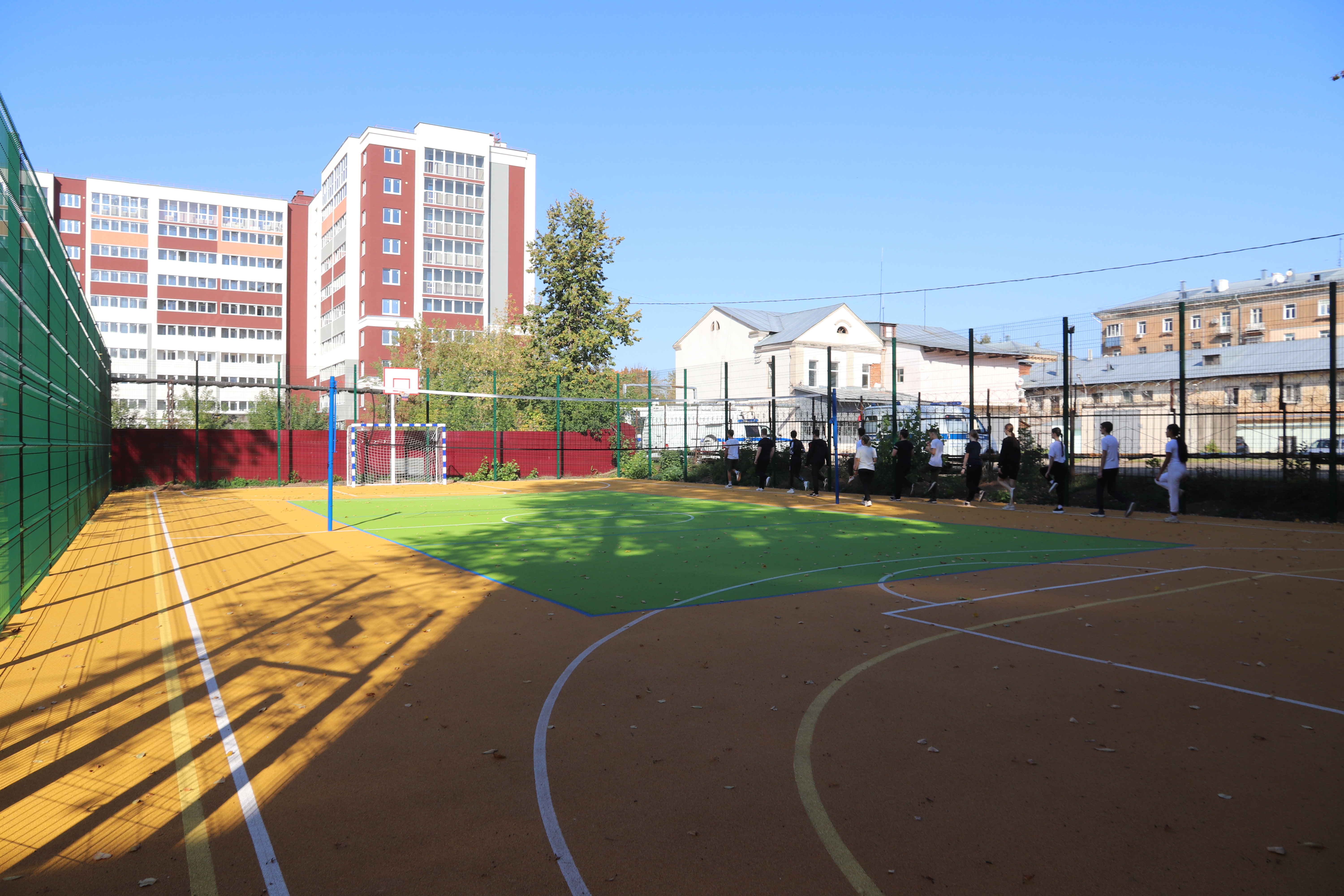 Еще в 15 городских школах построены уличные спортивные площадки.