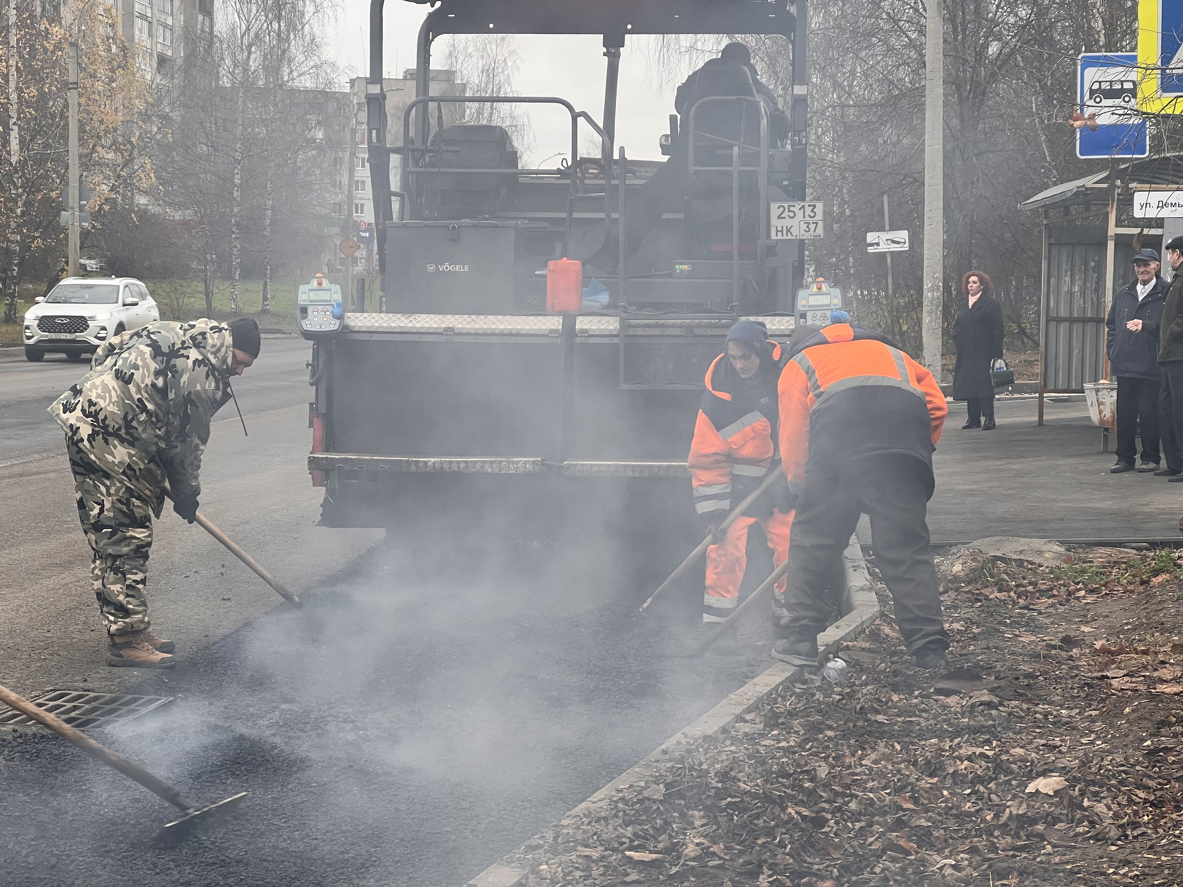 Продолжается ремонт дороги на улице Генерала Хлебникова.