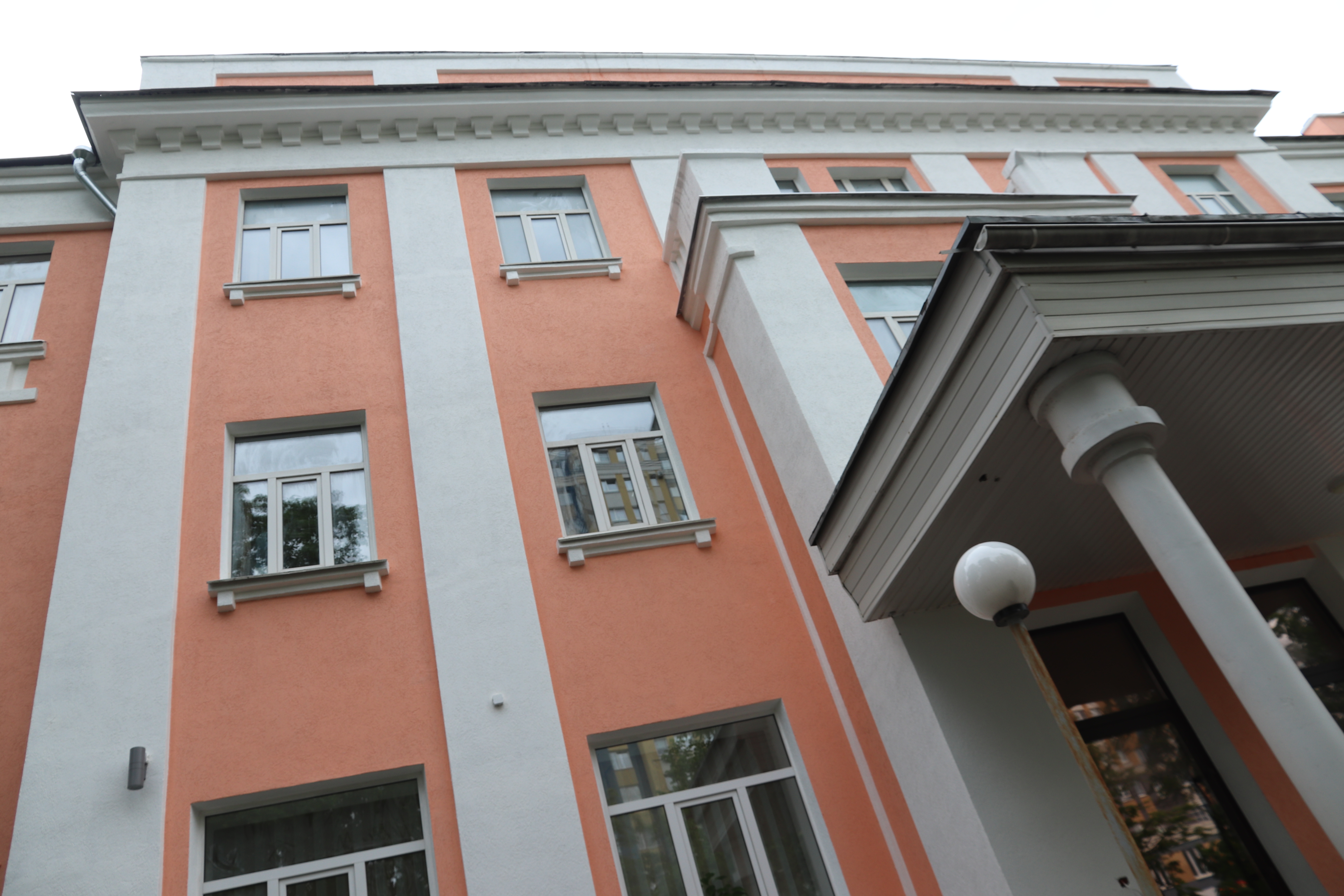 В ивановской Школе искусств завершается ремонт фасада.