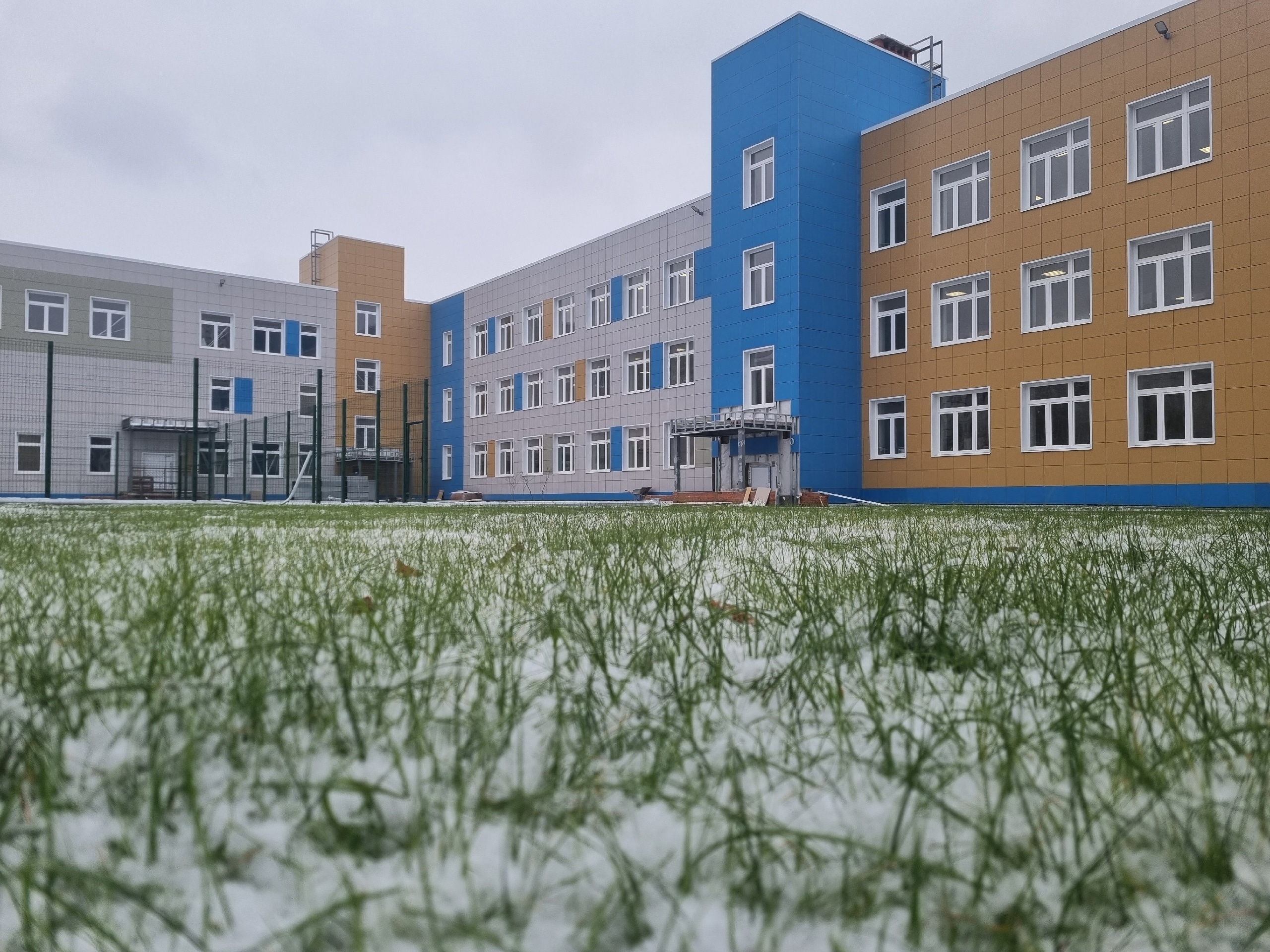 Завершается строительство школьного корпуса 44-й гимназии в Суховке.