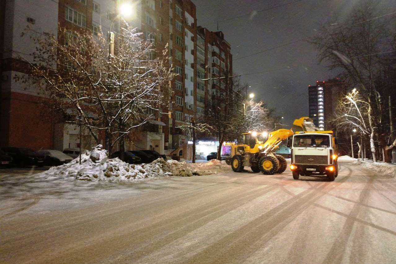 В Иванове проводились работы по вывозу снега и расчистке улично-дорожной сети.