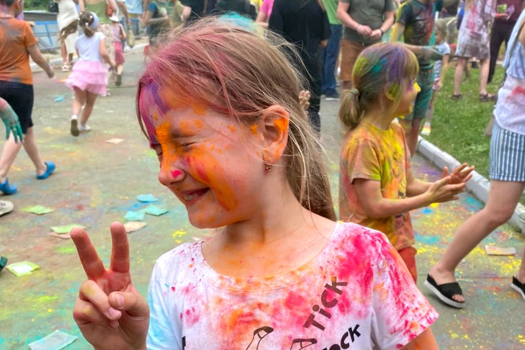 На фестивалях в парке «Харинка» участники загадали желания и раскрасили друг друга красками.