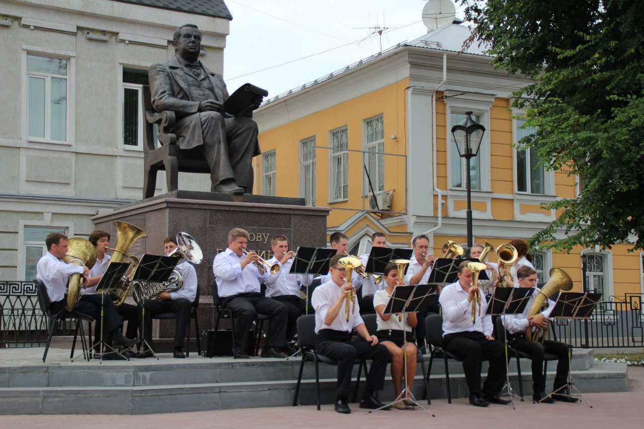 Открывается сезон музыкально-танцевальных вечеров «На главной площади с оркестром».