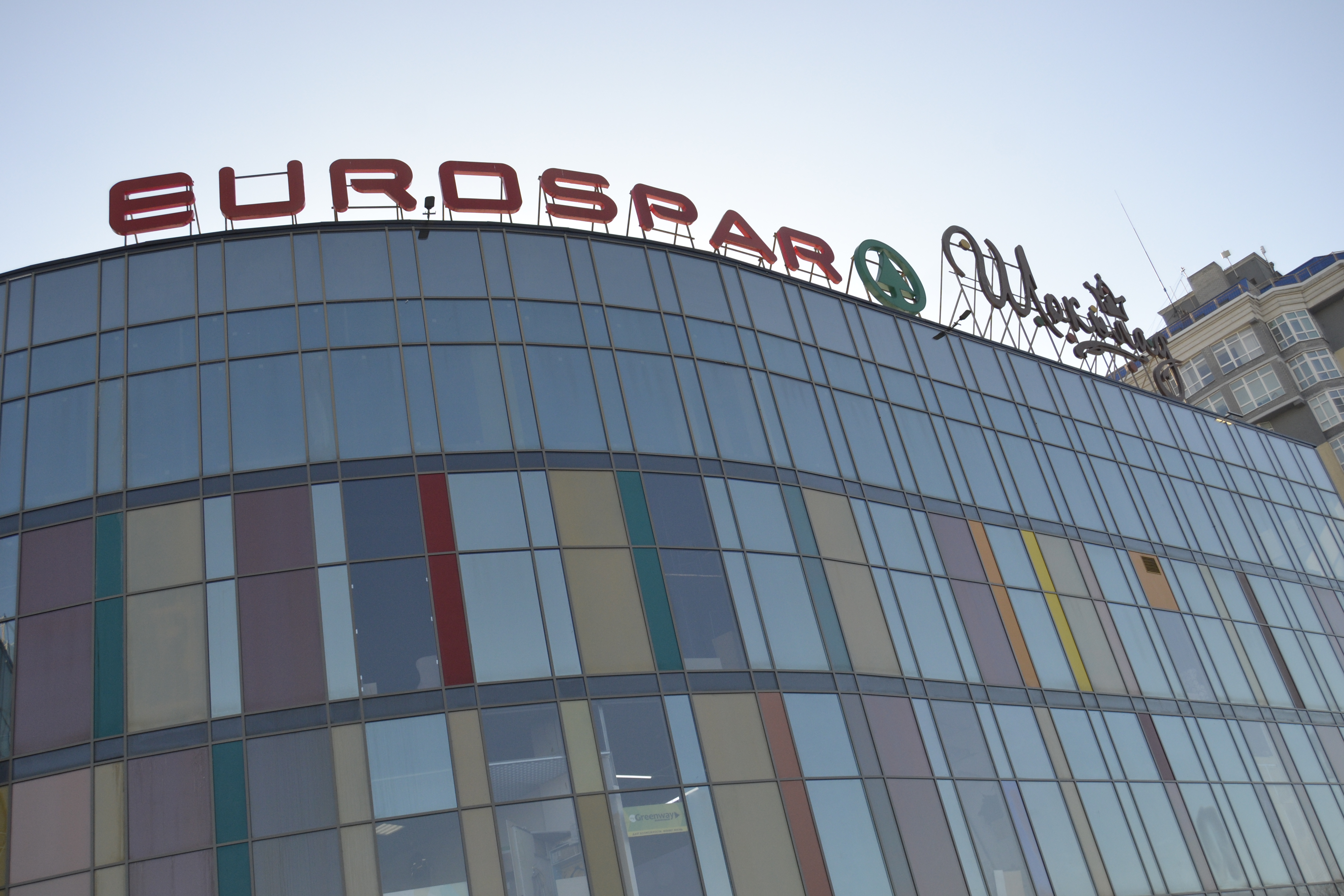 В областном центре торговые вывески переводят на русский язык.