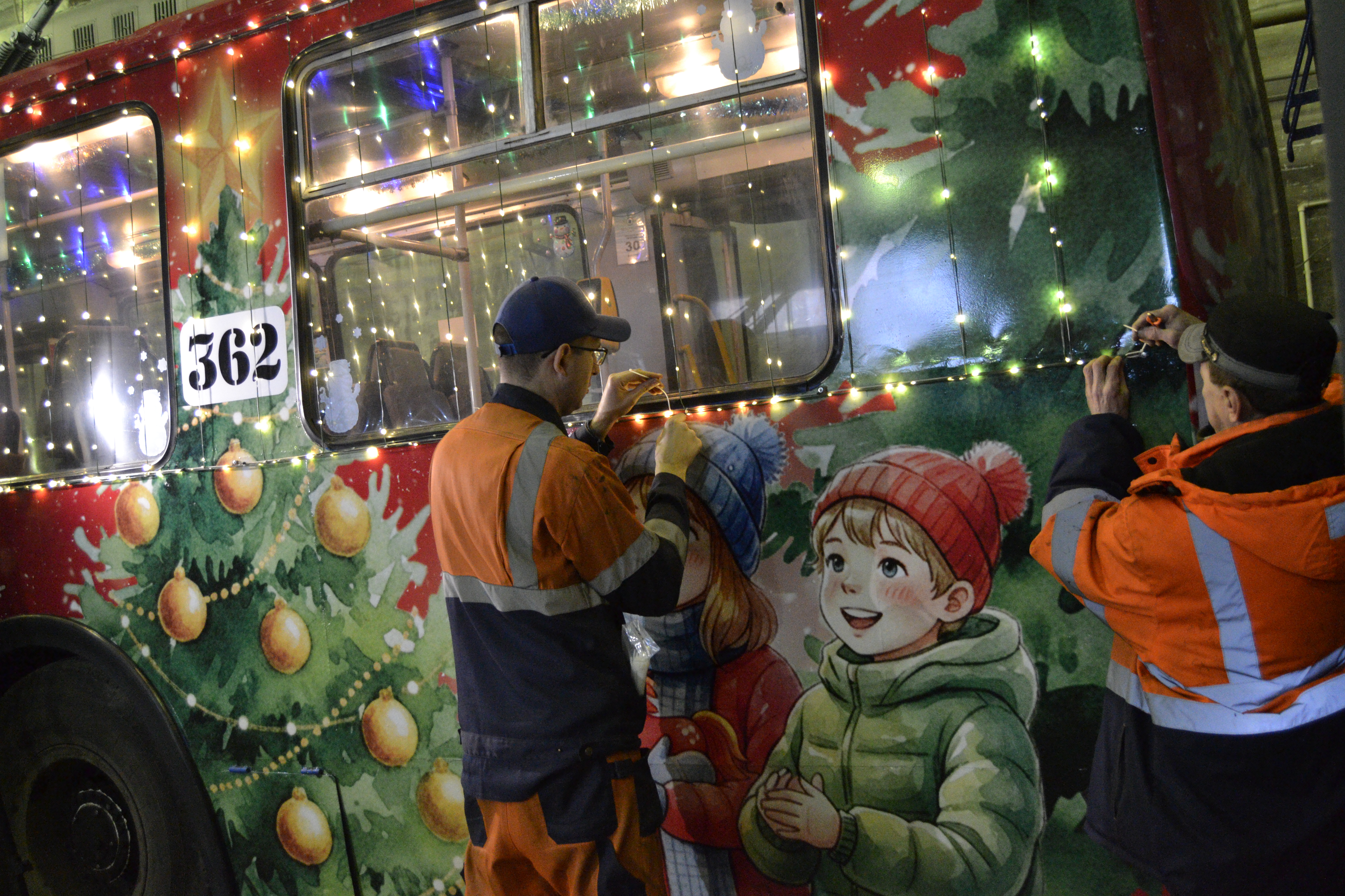 Новогодние троллейбусы готовы к выходу на маршрут.
