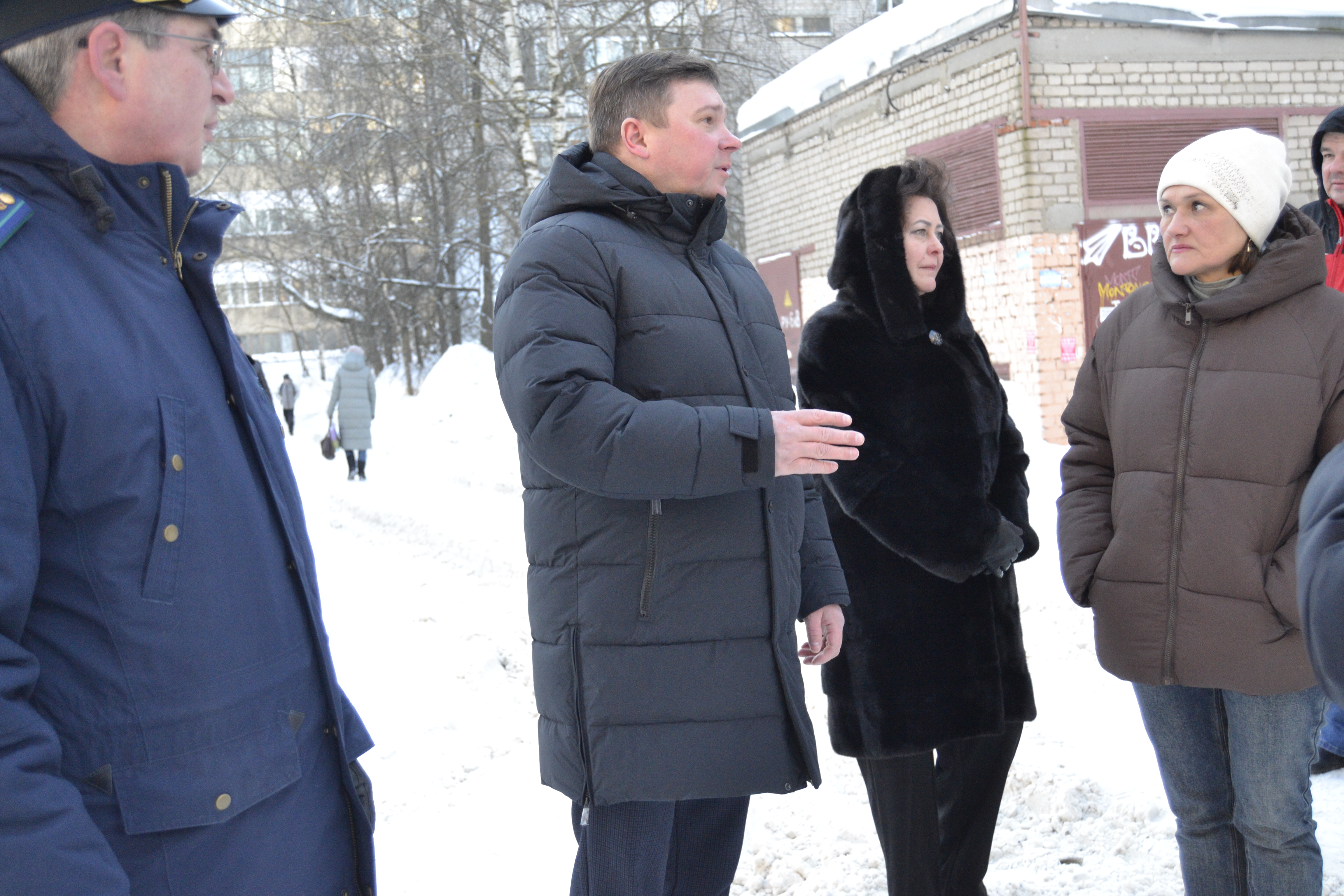 Максим Комиссаров поручил коммунальщикам усилить работу по уборке снега.