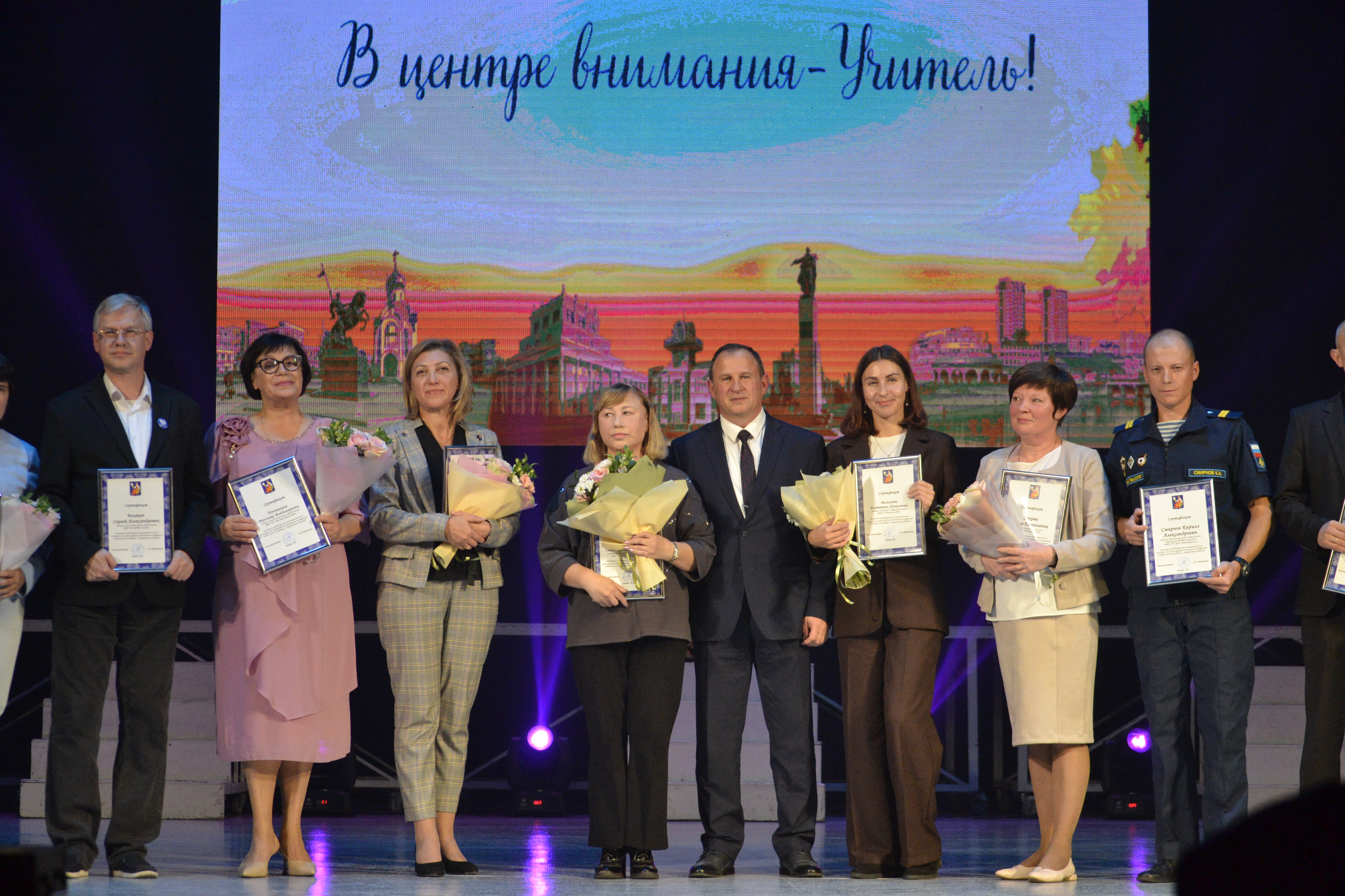 Ивановских учителей поздравили с Днём учителя.