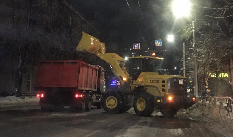 Работы по вывозу снега в Иванове ведутся в ночные и дневные смены.