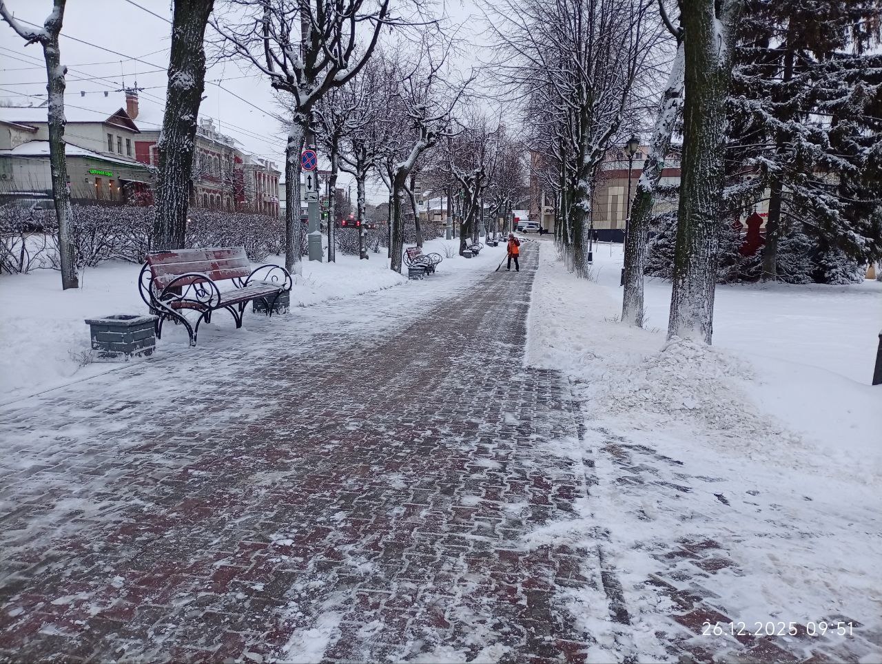 В областном центре проверили качество очистки прилегающих территорий.