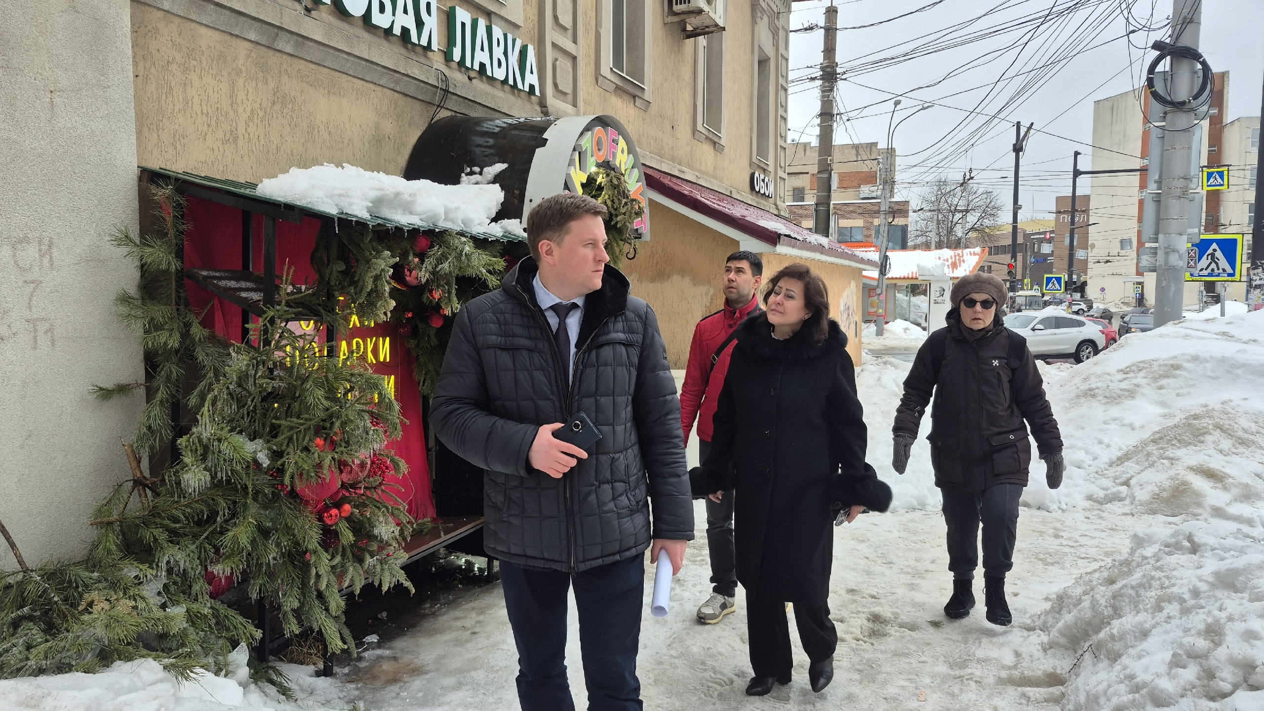 Специалисты мэрии проверили содержание улиц и кровель в областном центре.