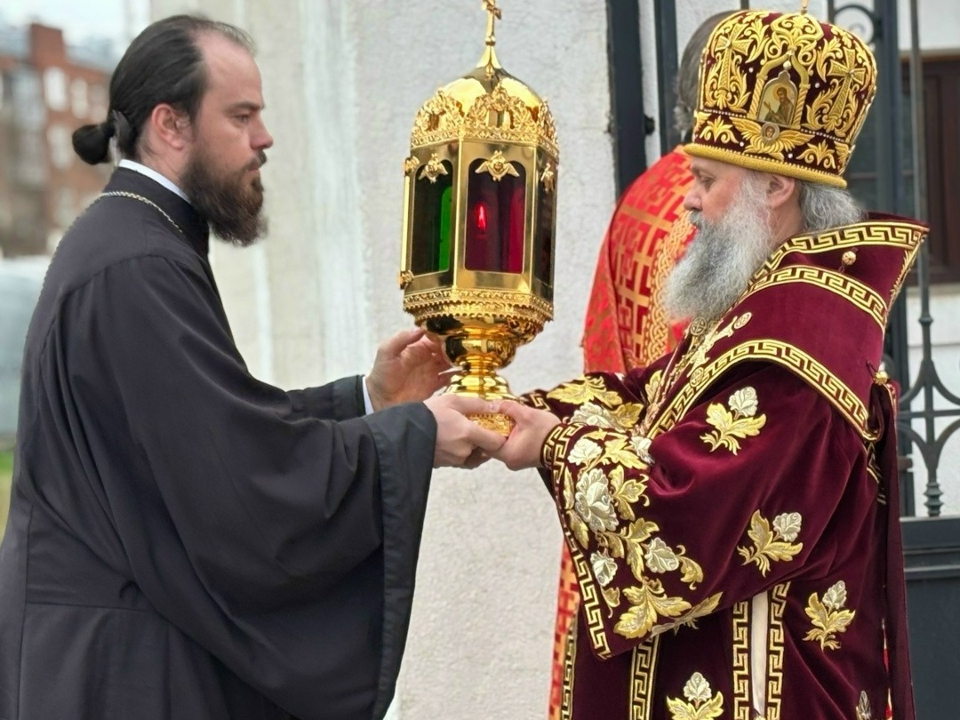 Встреча Благодатного огня и Пасхальная вечерня в Успенском кафедральном соборе города Иваново.