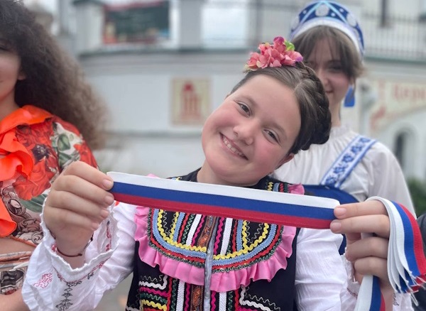 Ивановский дом национальностей организовал традиционным флешмоб  по раздаче триколор-ленточек.