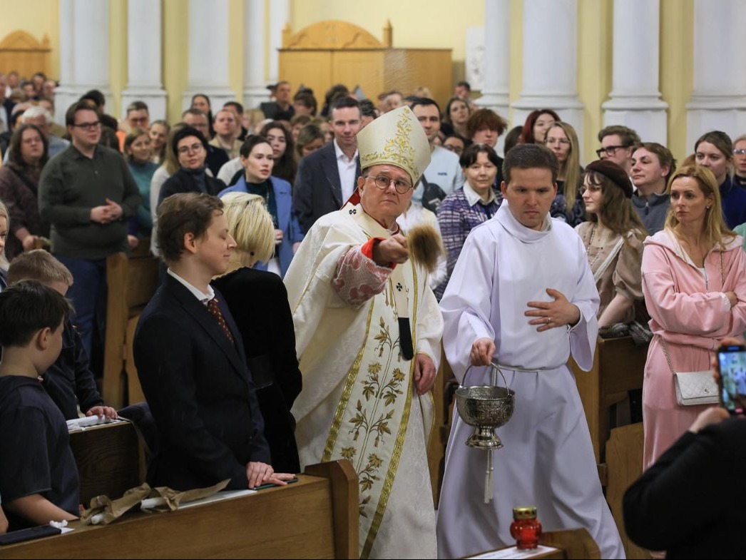 Западные христиане отмечают Пасху по григорианскому календарю.