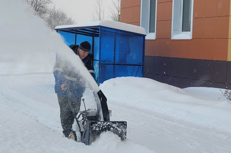 До конца года во все школы города будет закуплена снегоуборочная техника.