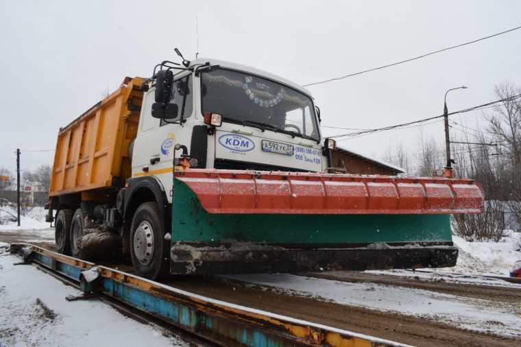 Днем 19 декабря работы по уборке улиц города от снега продолжат 133 дорожных рабочих.