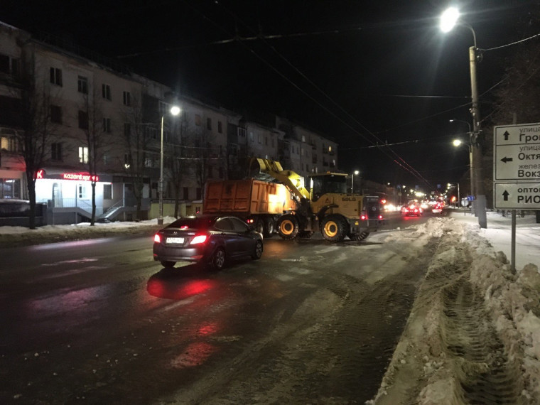 В уборке города от снега ночью было задействовано 61 единица техники.