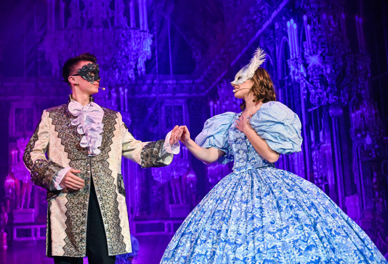 Участники проекта "Уникальные люди" побывали на спецпоказе новогоднего спектакля "Золушка".