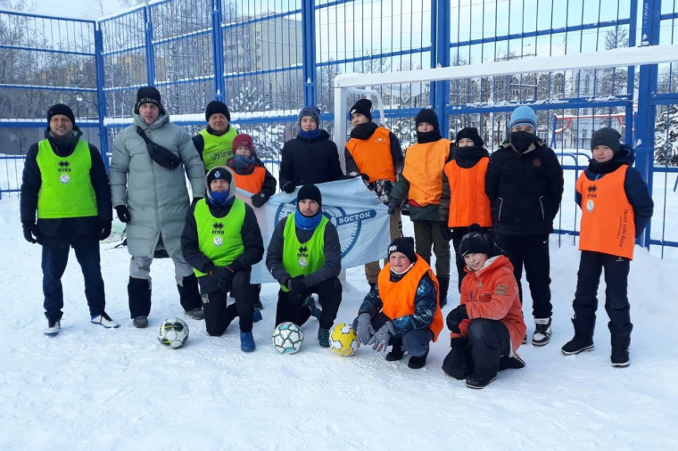 В праздничные дни в ТОСе «Коммунар» состоялся футбольный матч «Отцы и дети».