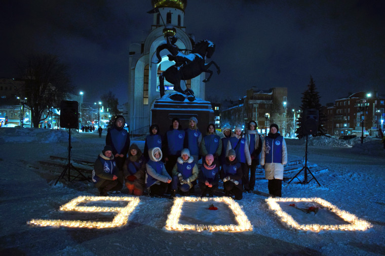 В честь 80-летия полного освобождения Ленинграда от фашистской блокады ивановцы зажгли «900 свечей».