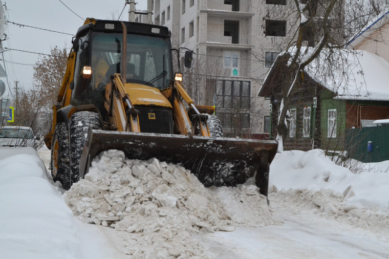 В Иванове продолжается ликвидация последствий снегопада.