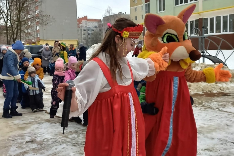 Жители областного центра встречают весну.
