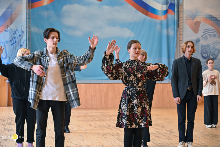 На творческой молодежной платформе "Лампочка" ивановские школьники научились танцевать вальс.