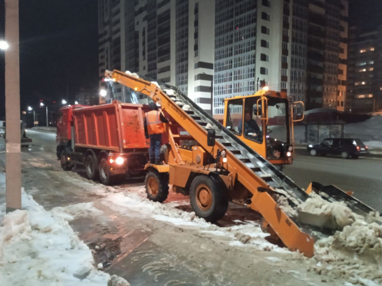 Ночью снег вывозили с улиц Калинина, Наумова, Кузнецова, Воронина и проспекта Строителей.