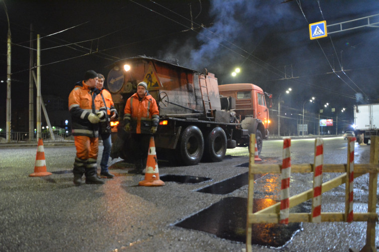 Ночью ямочный ремонт дорог шел на улицах Наумова, Поэта Нодрина, перекрёстке улиц Воронина и Лежневская, а также на 10-м Проезде.