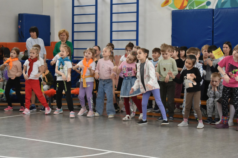 В средней школе №18 областного центра прошел спортивный праздник для дошколят.