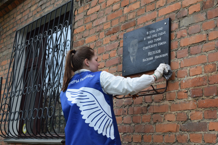 В Иванове Волонтеры Победы приводят в порядок мемориальные доски участников Великой Отечественной войны.