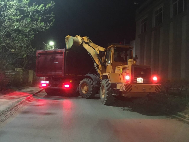 В ночь с 2 на 3 мая в работах по уборке города были задействованы 22 единицы спецтехники.