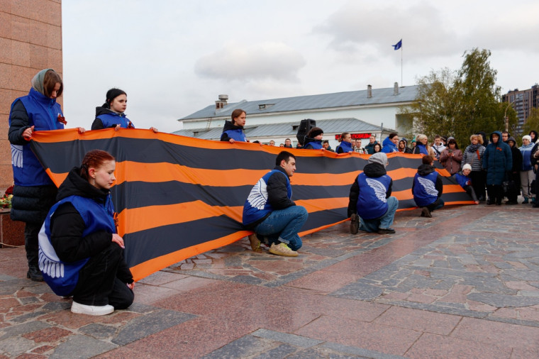 На мемориале Героям фронта и тыла в Иванове состоялся молодежный флеш-моб «Мы помним! Мы гордимся!».