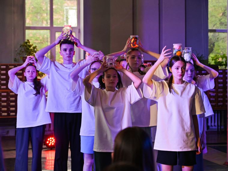 В читальном зале ИвГУ прошла премьера пластического спектакля «Отпечаток момента».