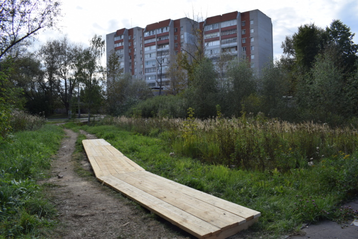 На улице Постышева завершается монтаж деревянного пешеходного настила.