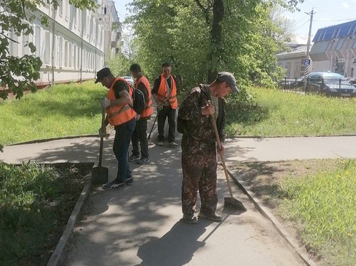 Днем 21 мая работы по содержанию улично-дорожной сети продолжат 21 единицы техники и 83 дорожных рабочих.