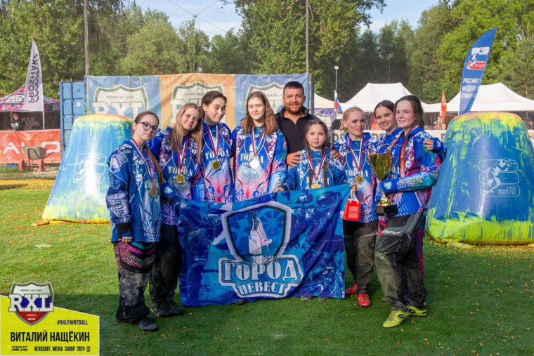 Девушки из «Города невест» стали трехкратными чемпионками России по пэйнтболу.