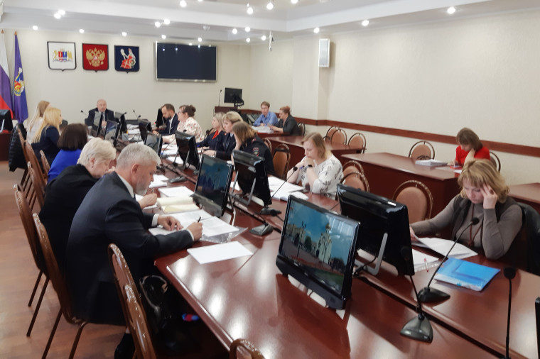В мэрии прошло заседание комиссии по делам несовершеннолетних и защите их прав по Ленинскому району .