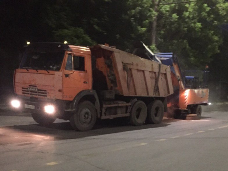 В ночь с 18 на 19 июня в работах по уборке города были задействованы 14 единиц спецтехники.