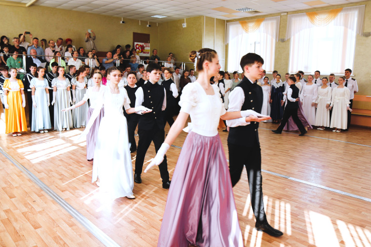 В ивановской гимназии №3 прошел открытый весенний бал.