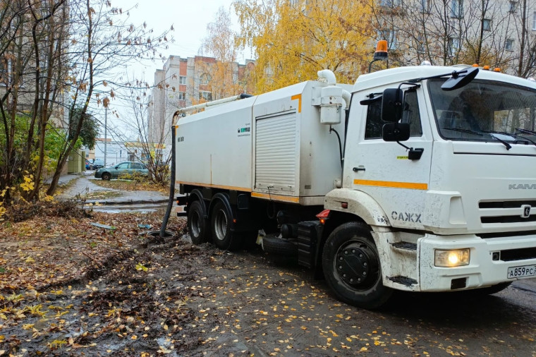 Днем 24 октября работы по уборке города продолжат 12 единиц техники и 68 дорожных рабочих.