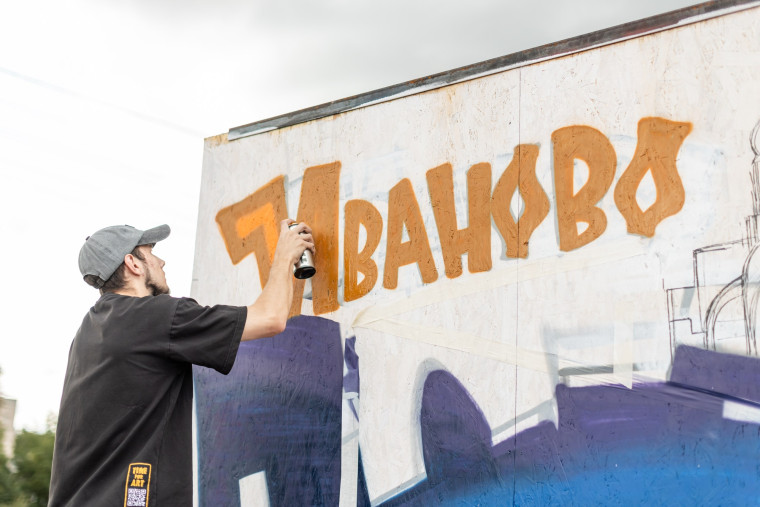 Выставка работ уличных художников «Цвета золотого кольца» будет работать до 24 августа.