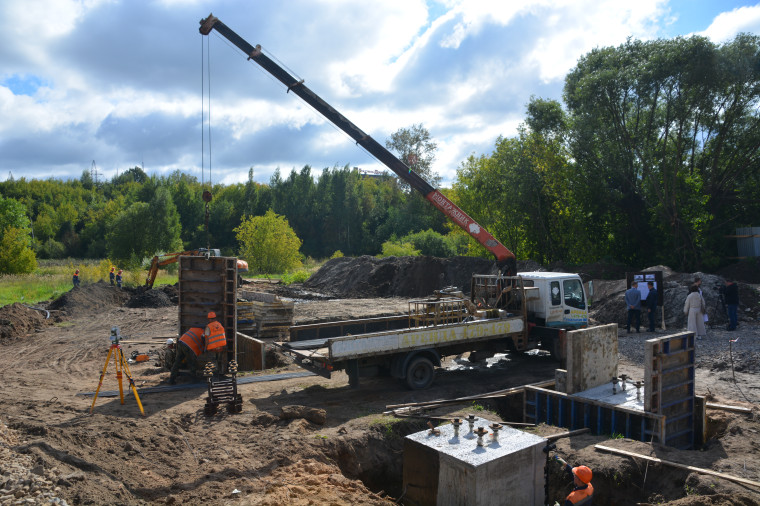 На улице Сарментовой идет строительство станции приема ЖБО.