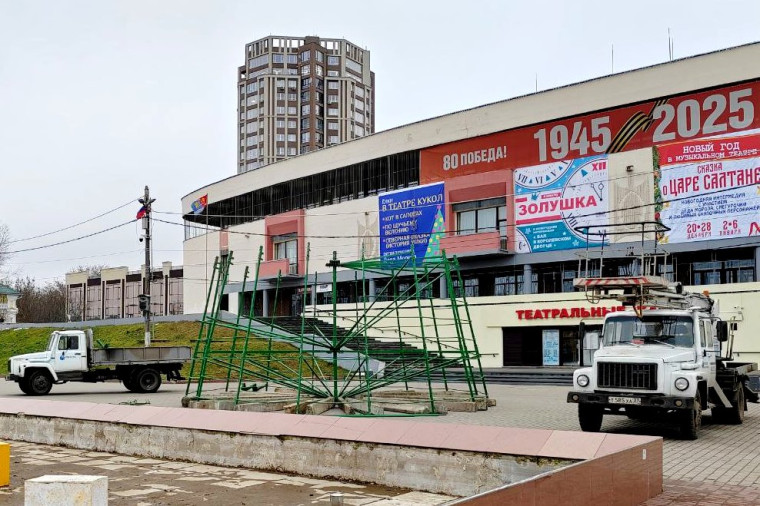 В Иванове приступили к монтажу главной городской ёлки.