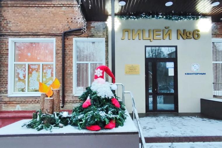 К Новому году здания городских учреждений соцсферы приобретают праздничный вид.