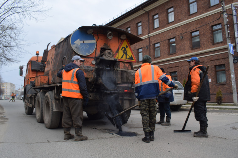 Ямочный ремонт дорог запланирован на улицах Кудряшова, Рабфаковская и Генерала Хлебникова.