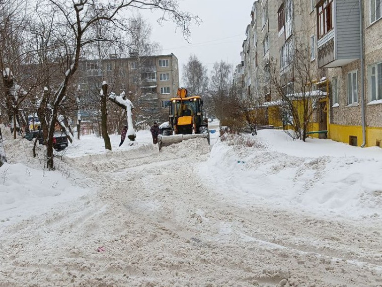 Специалисты мэрии проводят мониторинг содержания дворовых территорий.
