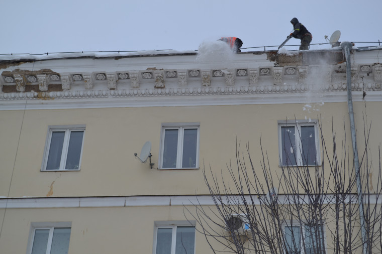 Управляющие организации должны очищать крыши от снега.