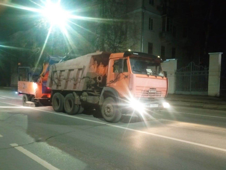 В ночь с 15 на 16 ноября в работах по уборке города были задействованы 22 единицы спецтехники.