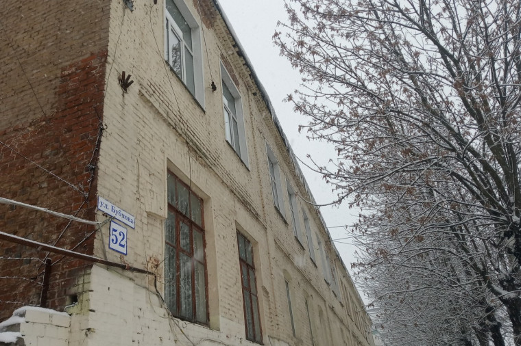 Собственникам и арендаторам нежилых зданий напомнили об опасности нахождения наледи и сосулек на крышах.